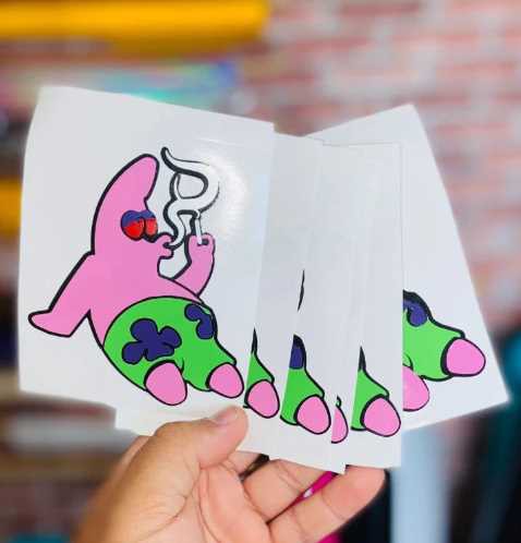 Adesivo Patrick Com olhos e flores holográfico